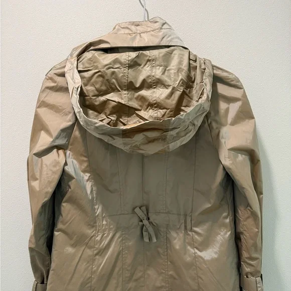 Cole Haan Chic Rain Coat with back bow & hideaway hood. Iridescent beige in XS. - Picture 9 of 13